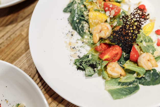 gezonde groene salade met garnalen