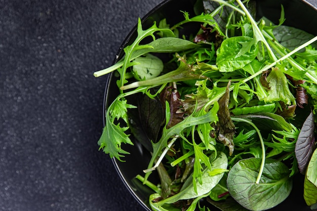 Gezonde groene slablaadjes mengen microgroen, sappig snackvoedsel op tafel kopieer ruimtevoedsel