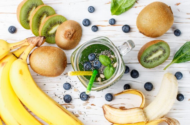 Gezonde groene smoothie en de ingrediënten