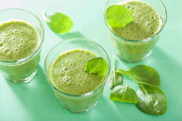 Gezonde groene smoothie met spinazie bladeren