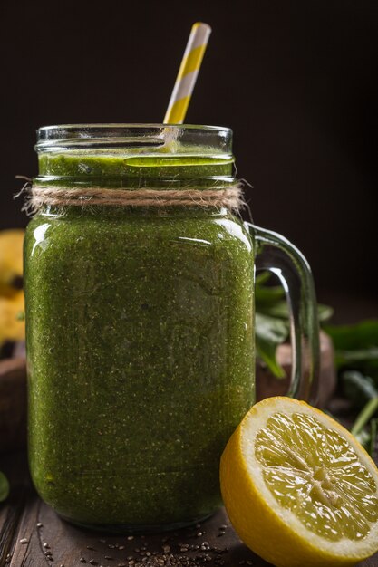 Gezonde groene smoothie met spinazie in glazen pot