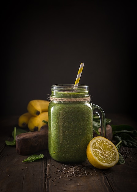 Gezonde groene smoothie met spinazie in glazen pot