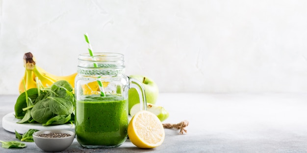 Gezonde groene smoothie met spinazie in glazen pot