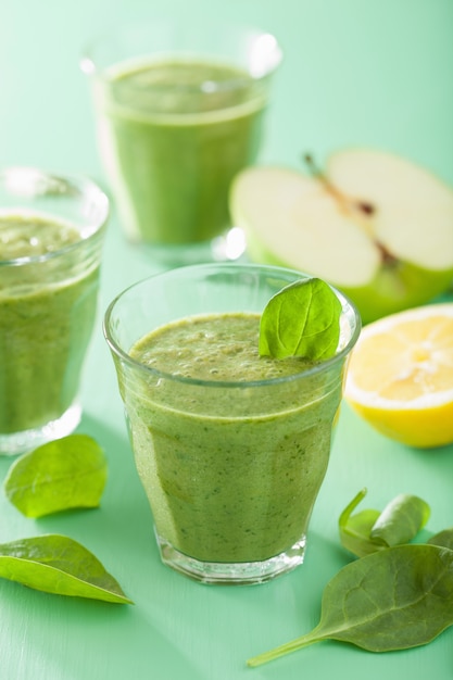 Gezonde groene smoothie met spinazie laat appel-citroen