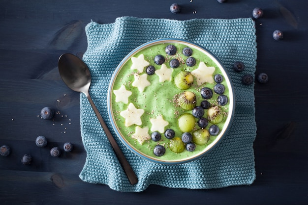 Gezonde groene spinazie smoothie kom met fruit