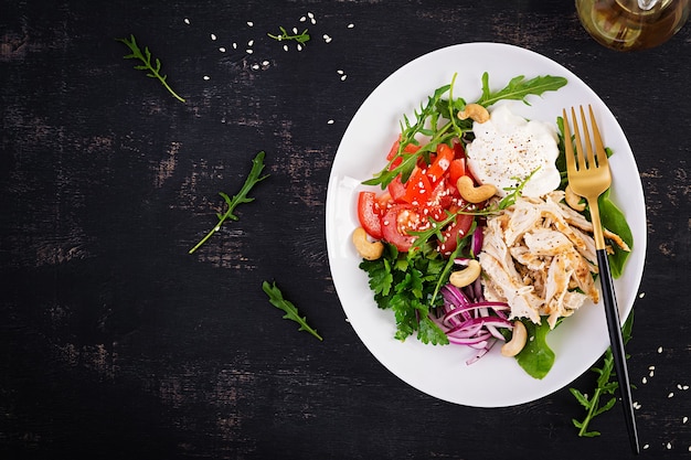 Gezonde groente zomersalade, verse groenten en kipfilet met yoghurtdressing. Keto, ketogeen dieet. Bovenaanzicht, hierboven, kopieer ruimte