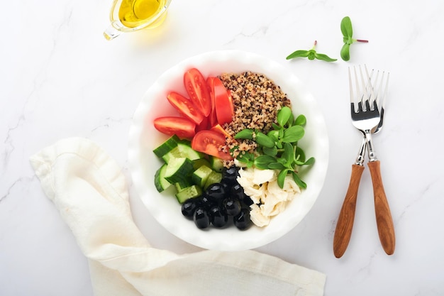 Gezonde groentelunch uit de Buddha bowl met met tomaat komkommer mozzarella kaas quinoa olijven en microgreens Vegan salade buddha bowl Gezond en uitgebalanceerd voedingsconcept