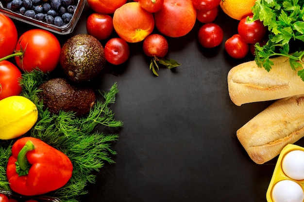 Gezonde groenten en fruit op zwarte achtergrond Dieet of keto-voedsel