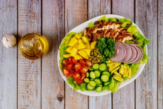 Gezonde groentensalade met geroosterde kippenborst.