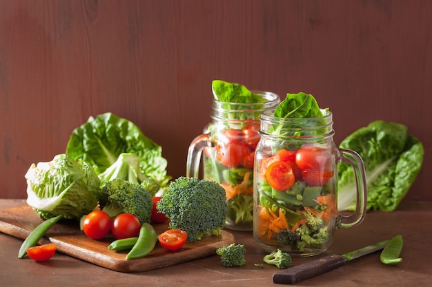 Gezonde groentesalade in metselaarkruik