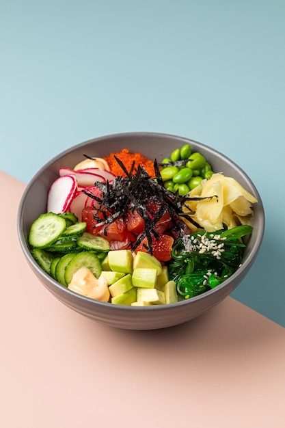 Gezonde groentesalade in zwarte kom groene salade Buddha bowl Leisteen achtergrond