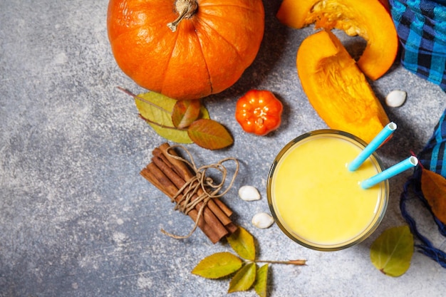 Gezonde herfstpompoensmoothie met kaneel in glas op een stenen aanrecht Bovenaanzicht