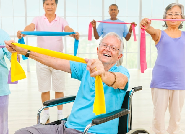 Gezonde hogere mensen op de sportschool