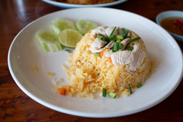 Gezonde homemade fried rice met garnalen