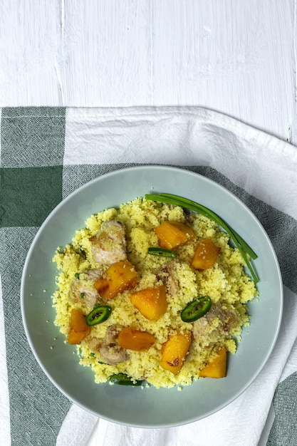 Gezonde huisgemaakte couscous salade met kip, mango en chili