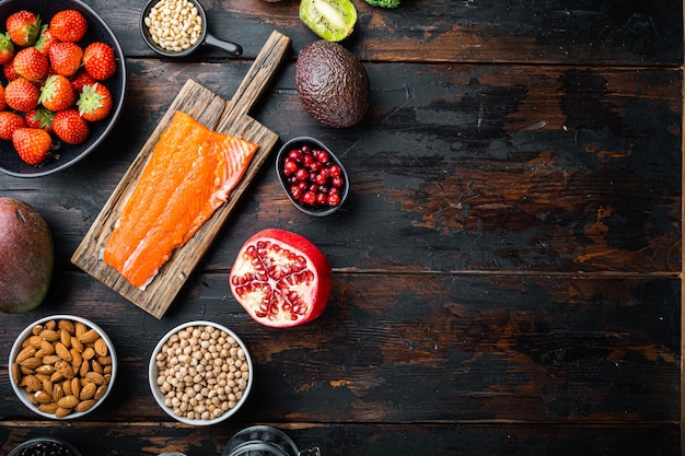 Gezonde ingrediënten op donkere houten achtergrond