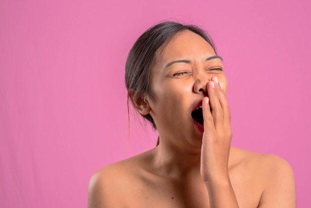 Gezonde jonge aziatische latijnse vrouw. vrouwelijke verschillende emotionson over een roze achtergrond.