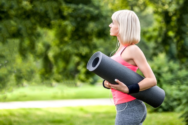 Gezonde jonge vrouw die zich uitstrekt voor fitness en oefening