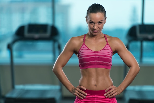 Foto gezonde jonge vrouw met sixpack