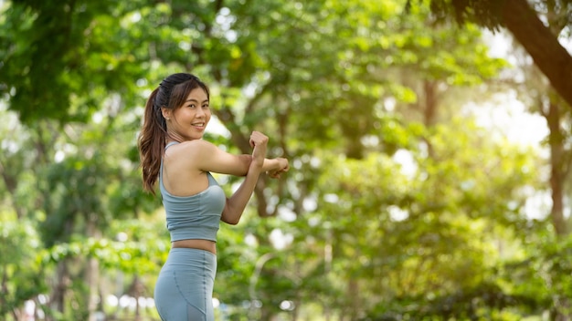 Gezonde jonge vrouwelijke trainingsoefening voor hardlopen of fitnesstraining in stadspark