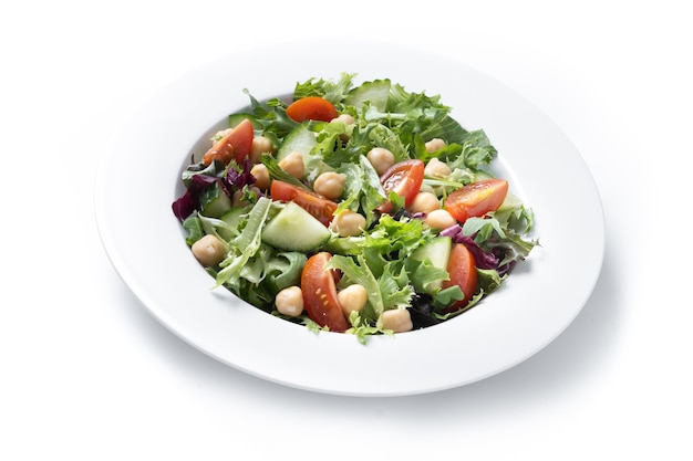 Gezonde kikkererwitsalade met tomatolettuce en komkommer geïsoleerd op witte achtergrond