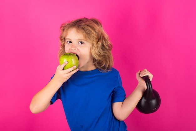 Gezonde kinderen Jongen die traint met kettlebell-halters Sport- en kindertraining