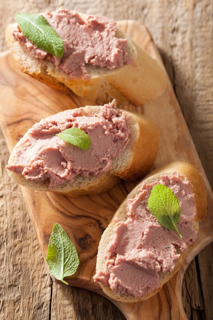 Gezonde kippenleverpastei met salie op brood