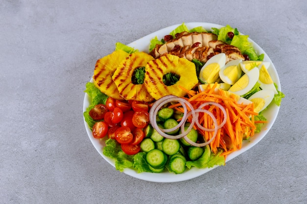 Gezonde kleurrijke salade met groenten en kipfilet