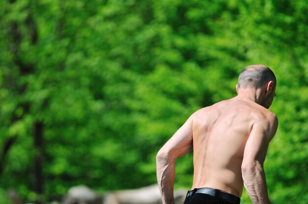 gezonde knappe fit volwassen man buiten werken in de tuin