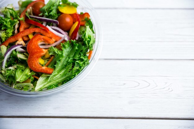 Gezonde kom salade op tafel