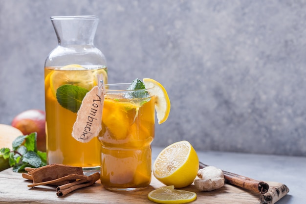 Gezonde kombucha met citroen en kaneel.