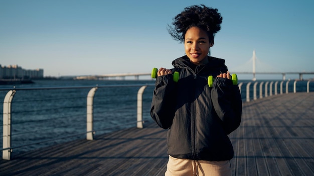 Gezonde levensstijl Cardiobelasting van het lichaam Doet oefeningen met dumbbells