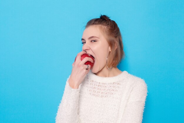 Gezonde levensstijl, geluk en mensenconcept - het portret van de jonge vrouw met gelukkige emoties. Lachen, glimlachen, woede, achterdocht, angst, verrassing.