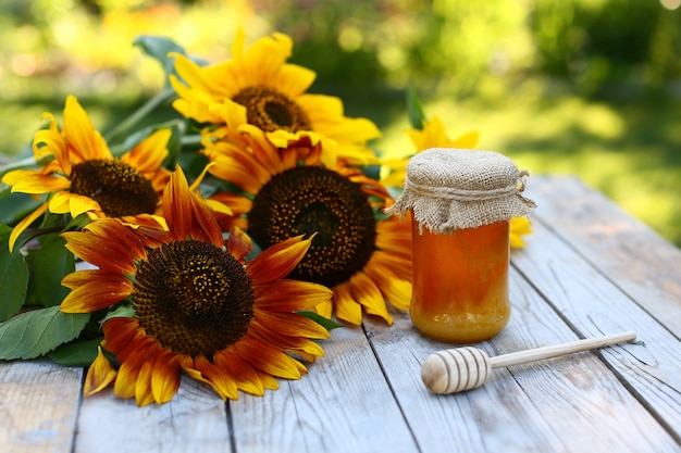 Gezonde levensstijl. honing en kruiden. zonnebloemen