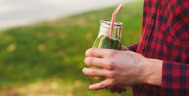 Gezonde levensstijl jonge man met groene detox