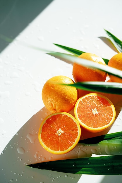 Gezonde levensstijl Verse heerlijke citrusvruchten Ze liggen op een witte tafel Echte live vitamine C