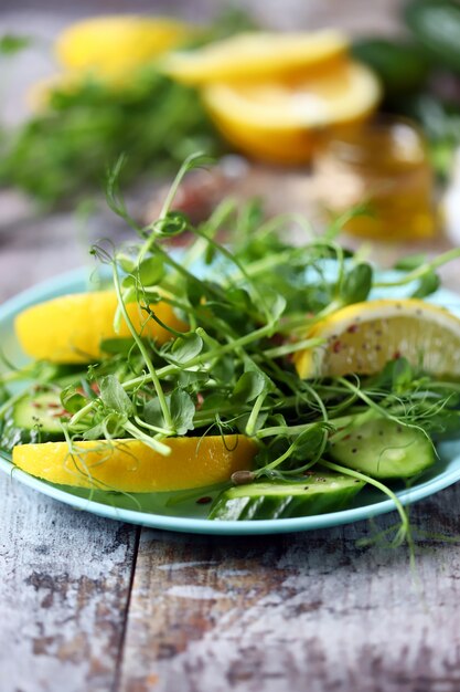 Gezonde lichte salade met microgreens, citroen en komkommer met lijnzaad en zaden. Super eten. Lente eten.