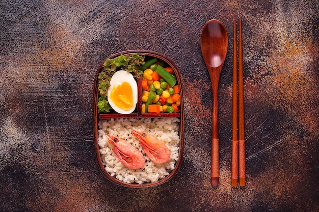 Gezonde lunch in houten Japanse bentobox Evenwichtig gezond voedingsconcept