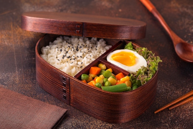 Gezonde lunch in houten Japanse bentobox Evenwichtig gezond voedingsconcept