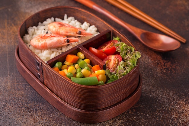 Gezonde lunch in houten Japanse bentobox Evenwichtig gezond voedingsconcept
