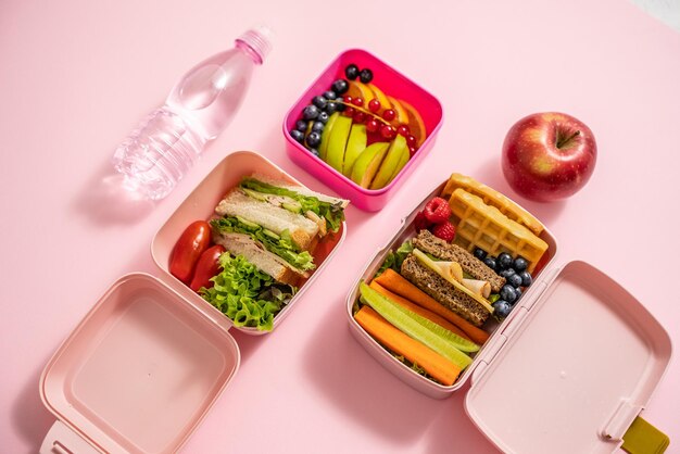 Gezonde lunch om mee te nemen Sandwitches Groenten en fruit verpakt in lunchbox Gezond eten concept Bekijk van bovenaf met platte lay