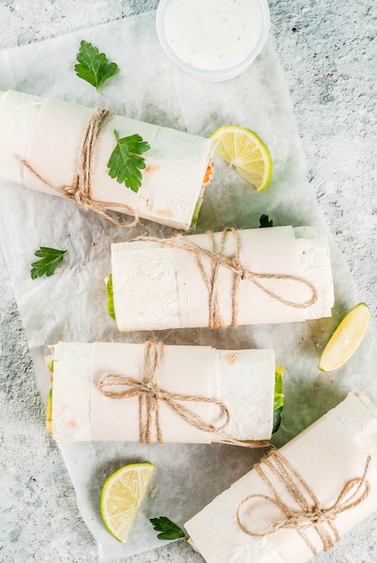 Gezonde lunch snack. stapel mexicaanse fajita-tortillaomslagen van het straatvoedsel met de geroosterde filet van de buffelskip en verse groenten