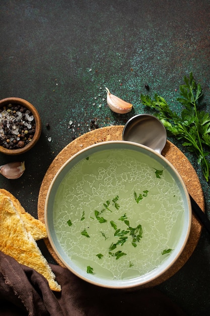 Gezonde lunch Warme rijke vleesbouillonbouillon met kruiden en knoflookcroutons Bovenaanzicht Kopieer de ruimte