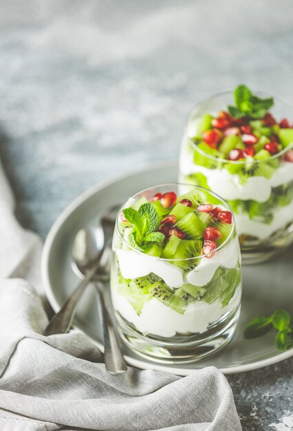 Gezonde maaltijd gemaakt van muesli, yoghurt en kiwi's Heerlijk eten voor het ontbijt Traditionele Amerikaanse snack