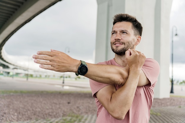 Gezonde man ochtendtraining training actieve levensstijl Een atleet gebruikt een horloge in fitnesskleding