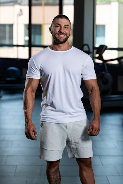 Gezonde man poseren in witte tshirt