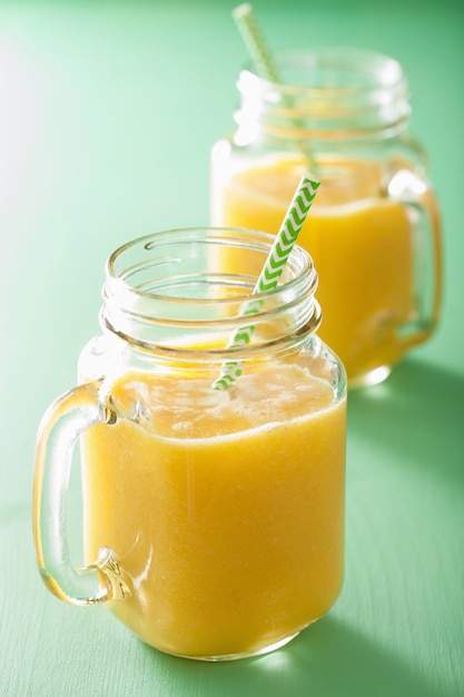 Gezonde mango ananas smoothie in glazen potten