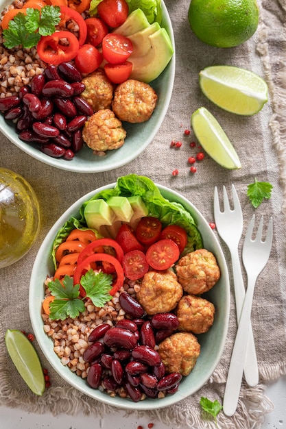 Gezonde Mexicaanse salade als maaltijd voor mensen met een dieet