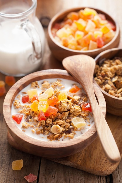 Gezonde muesli met droog fruit als ontbijt