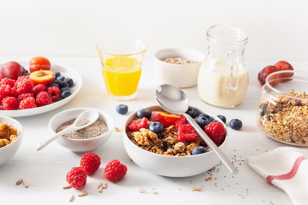 Gezonde muesli voor het ontbijt met bessen, noten, vegan melk